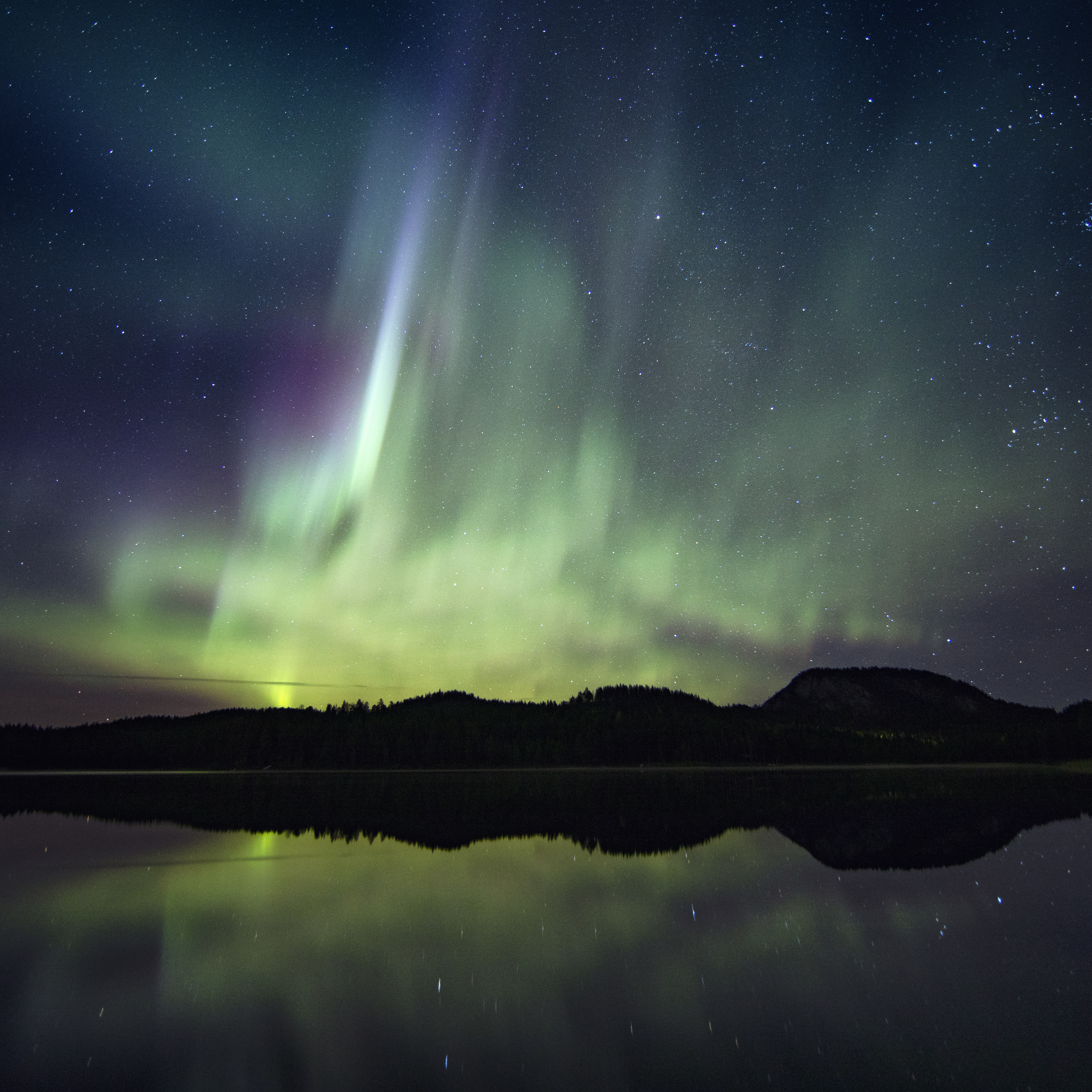 Autumn auroras by a lake @Harri Tarvainen